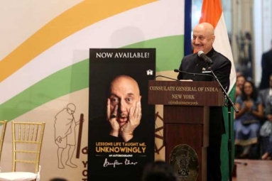 Rishi Kapoor Launches Anupam Kher&rsquo;s Autobiography