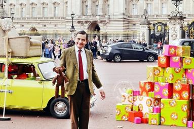 Mr Bean Celebrates 25 years at Buckingham Palace, London Mr Bean Celebrates 25 years at Buckingham Palace, London},{Mr Bean Celebrates 25 years at Buckingham Palace, London