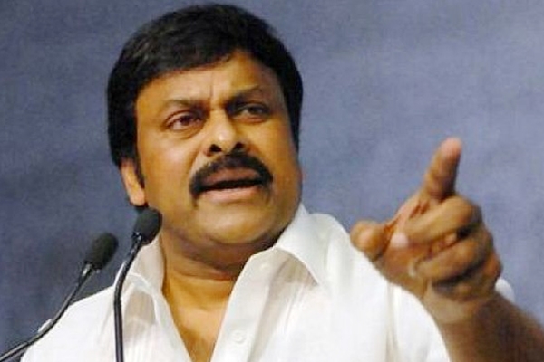 Megastar Chiranjeevi in Mumbai for shoulder surgery},{Megastar Chiranjeevi in Mumbai for shoulder surgery