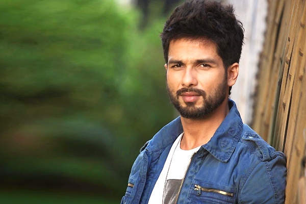 Shahid Kapoor Signs a New Film},{Shahid Kapoor Signs a New Film